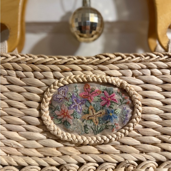 Elegant Tan Woven Handbag with Wooden Handles - Picture 2 of 5